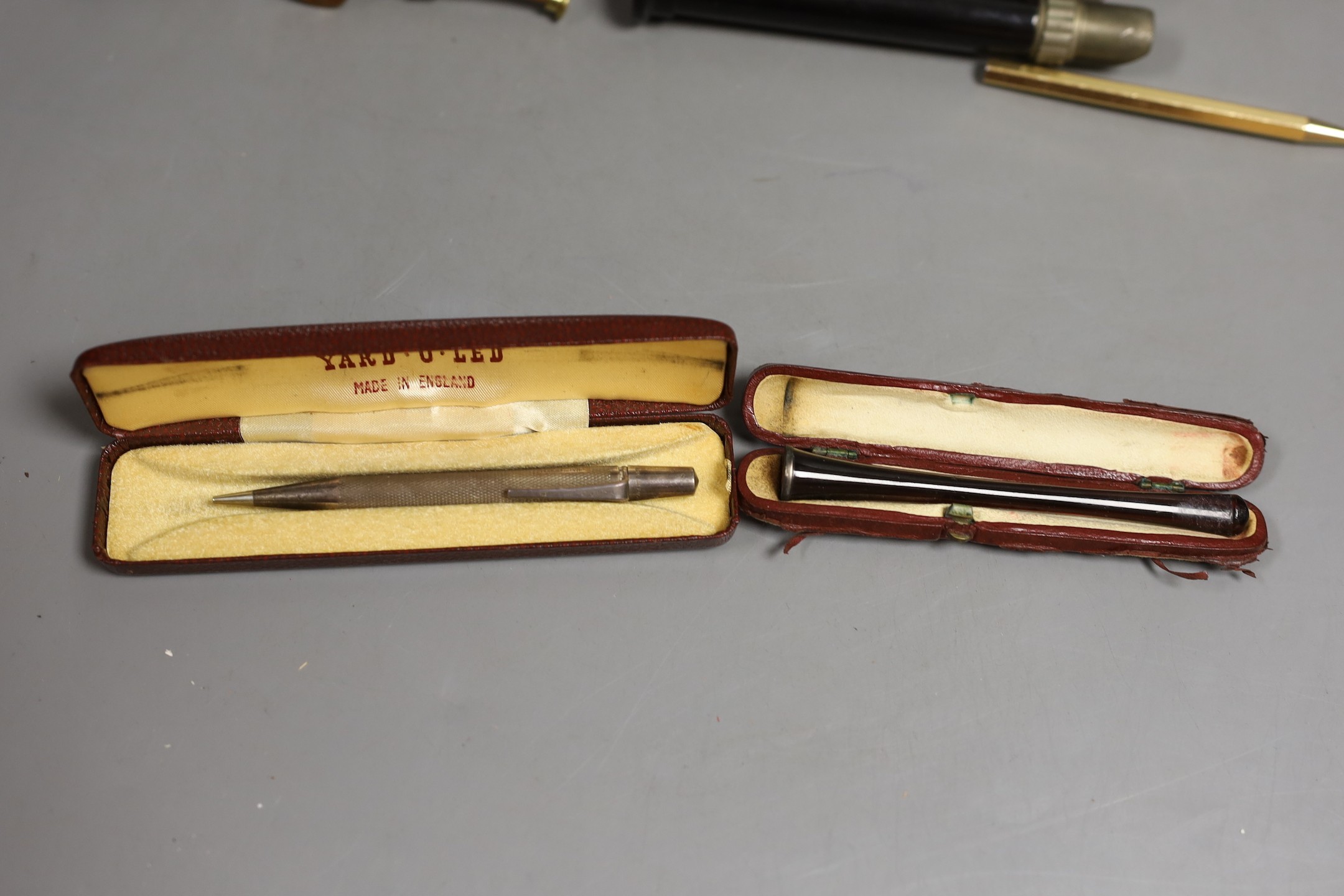 Assorted vintage fountain pens, Yard O Led pencils and sundry collectables